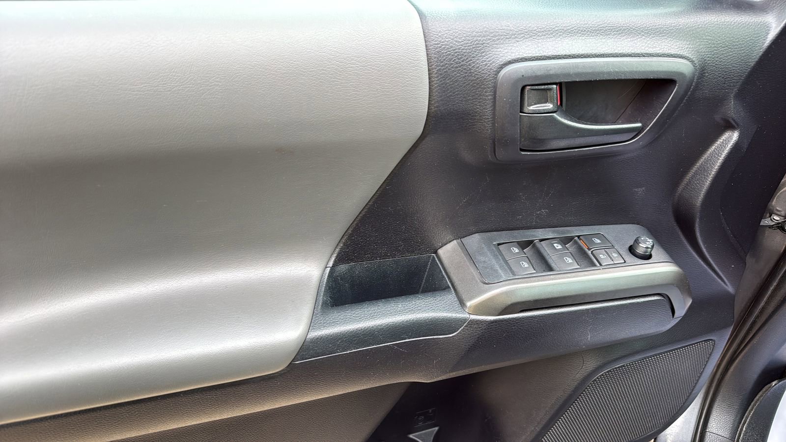 Used 2020 Toyota Tacoma SR5 w/ SR5 Appearance Package (SM) RWD image 9