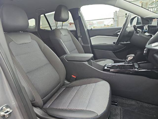 Used 2025 Chevrolet Trax LT w/ LT Convenience Package FWD image 10