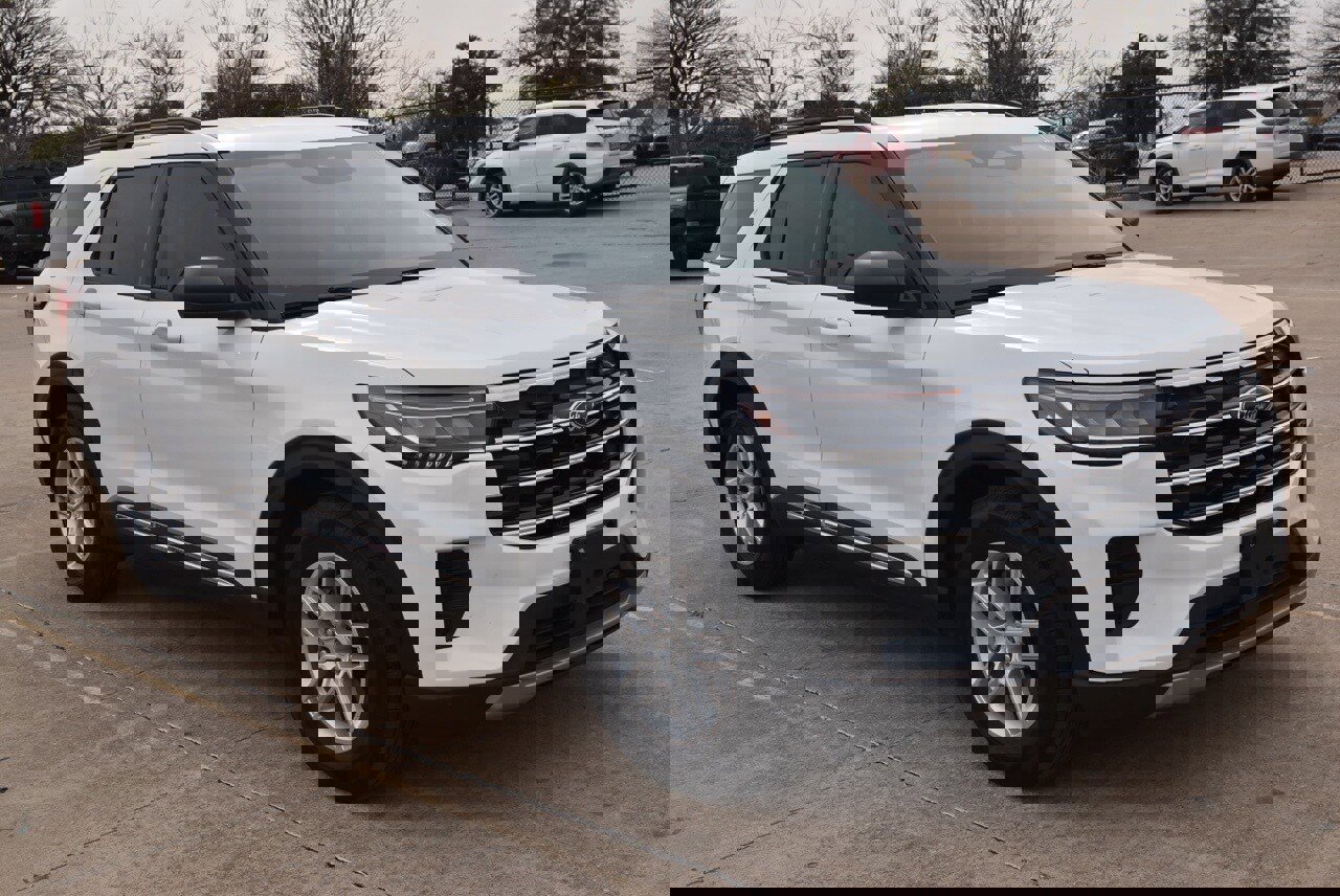 Certified 2025 Ford Explorer Active image 4