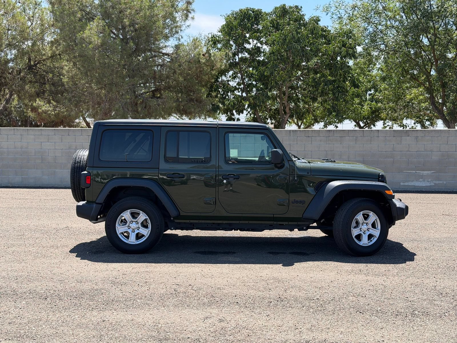 Used 2022 Jeep Wrangler Unlimited Sport AWD/4WD image 2