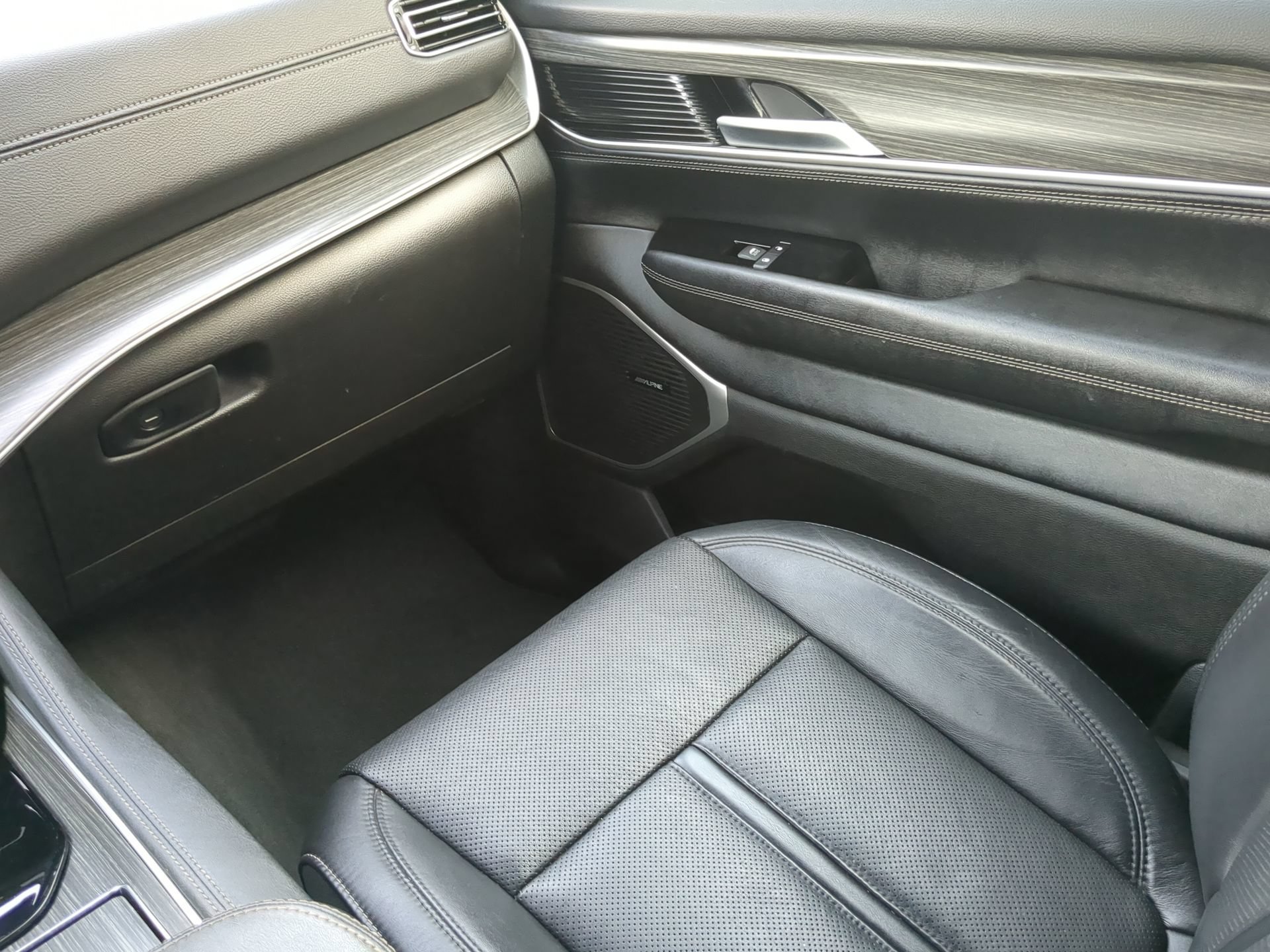 Used 2024 Jeep Wagoneer L Series II w/ Flexible Seating Group RWD image 53