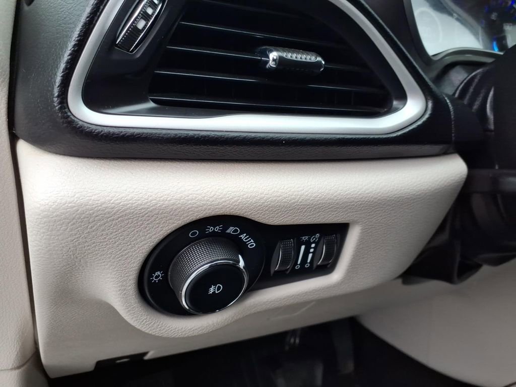 Used 2022 Chrysler Pacifica Touring-L FWD image 17