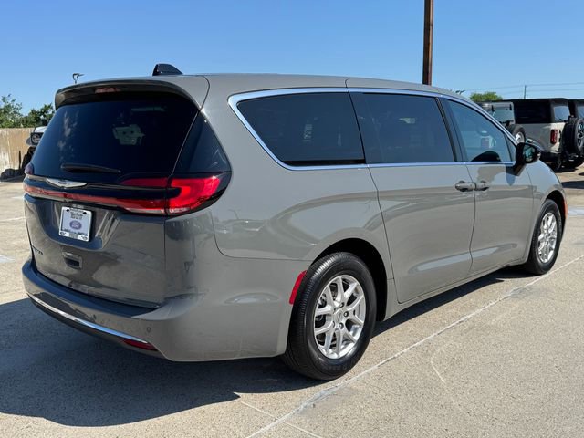 Used 2025 Chrysler Pacifica Select FWD image 8