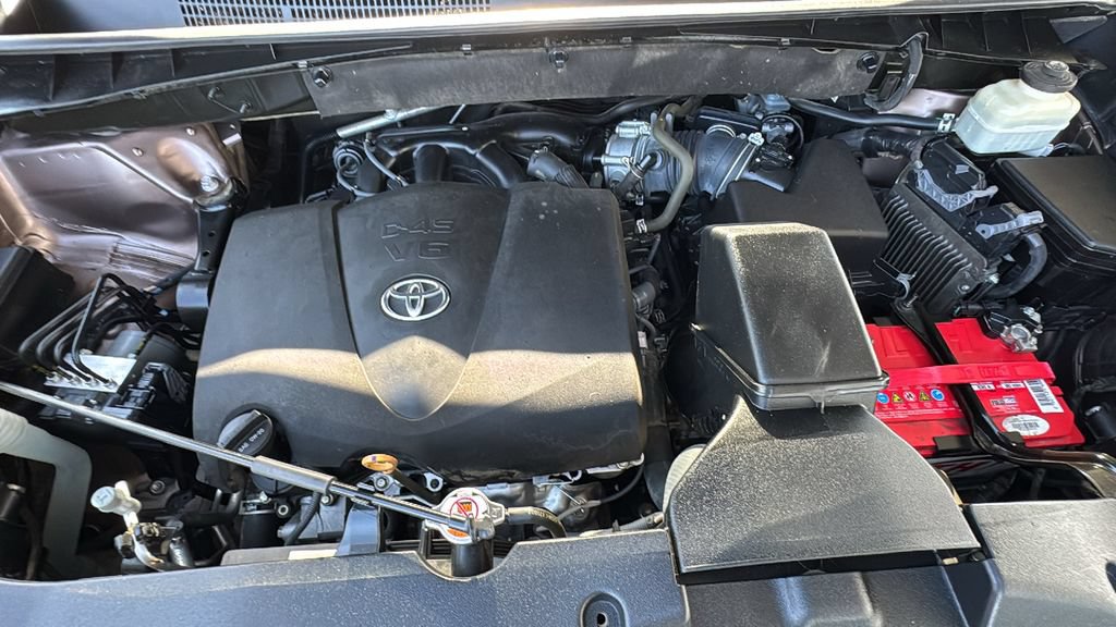Used 2018 Toyota Highlander Plus w/ Carpet Mat Package (TMS) FWD image 25