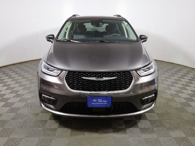 Used 2022 Chrysler Pacifica Touring-L w/ Uconnect Theater Family Group AWD/4WD image 3