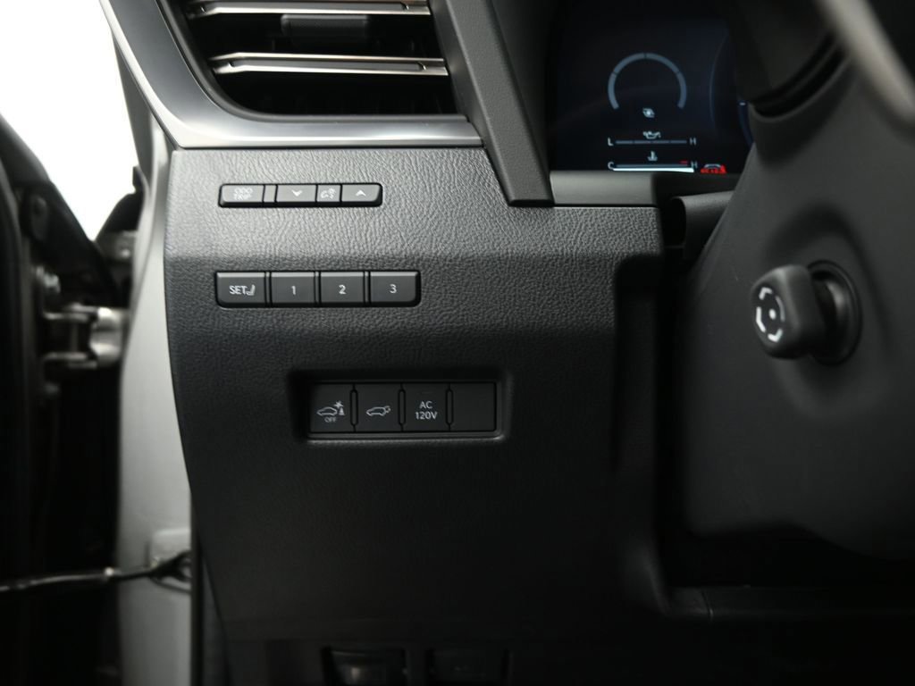 Used 2025 Lexus GX 550 w/ Accessory Package (2T) image 34