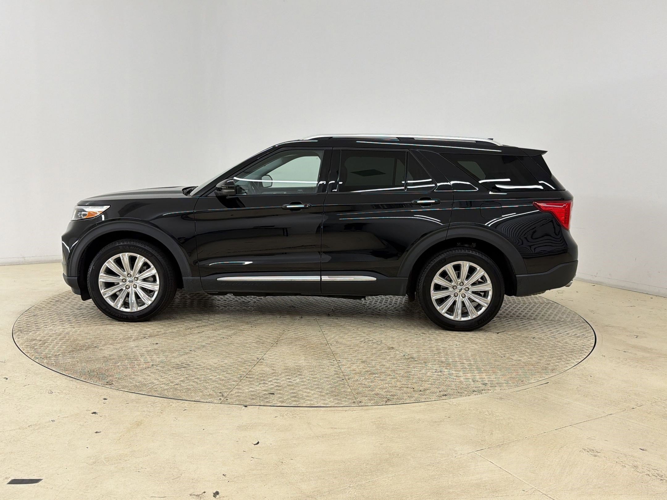 Certified 2022 Ford Explorer Limited w/ Equipment Group 301A AWD/4WD image 2