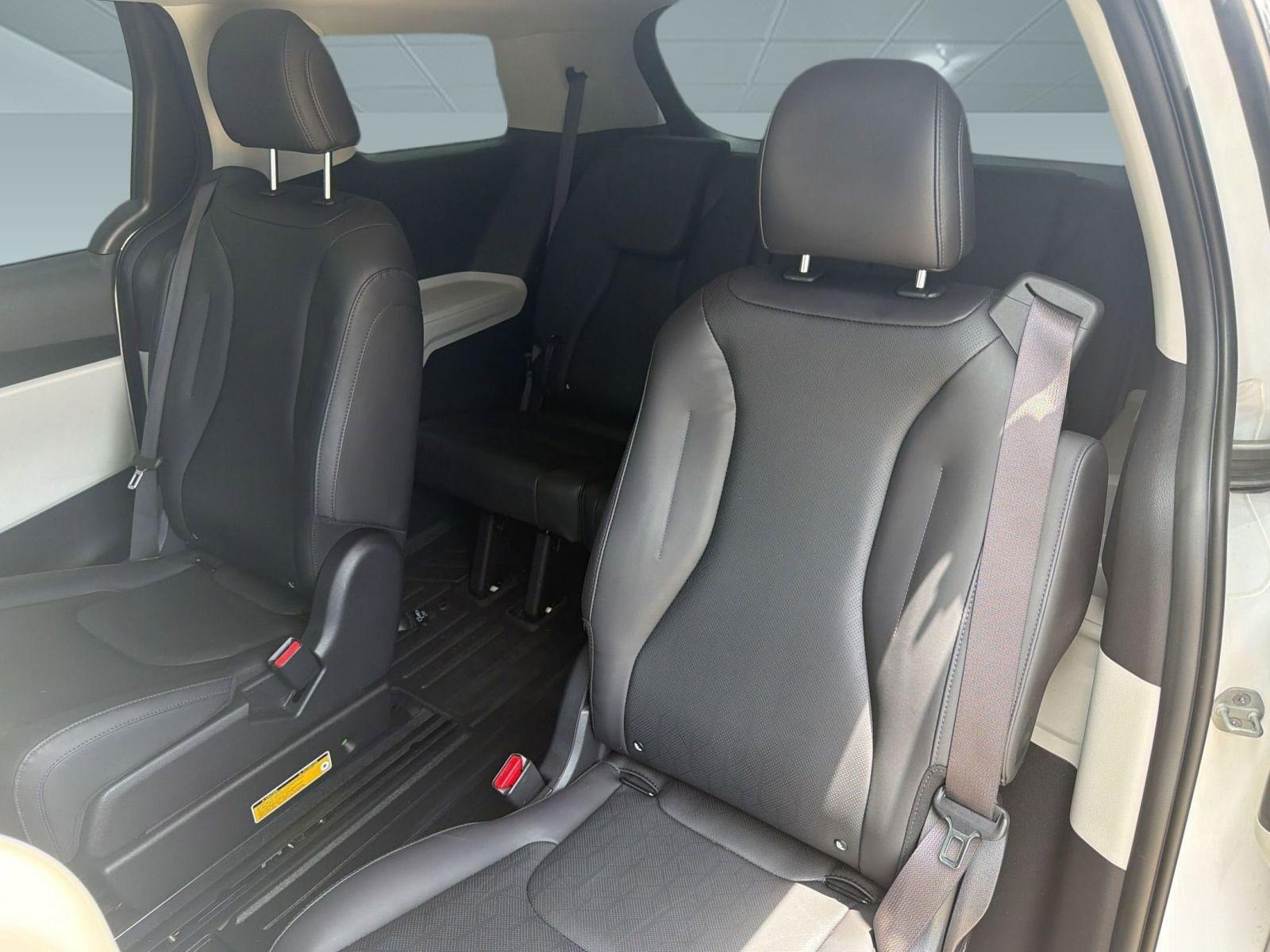Used 2023 Kia Carnival LX FWD image 25