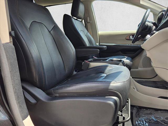 Used 2019 Chrysler Pacifica Touring-L FWD image 19
