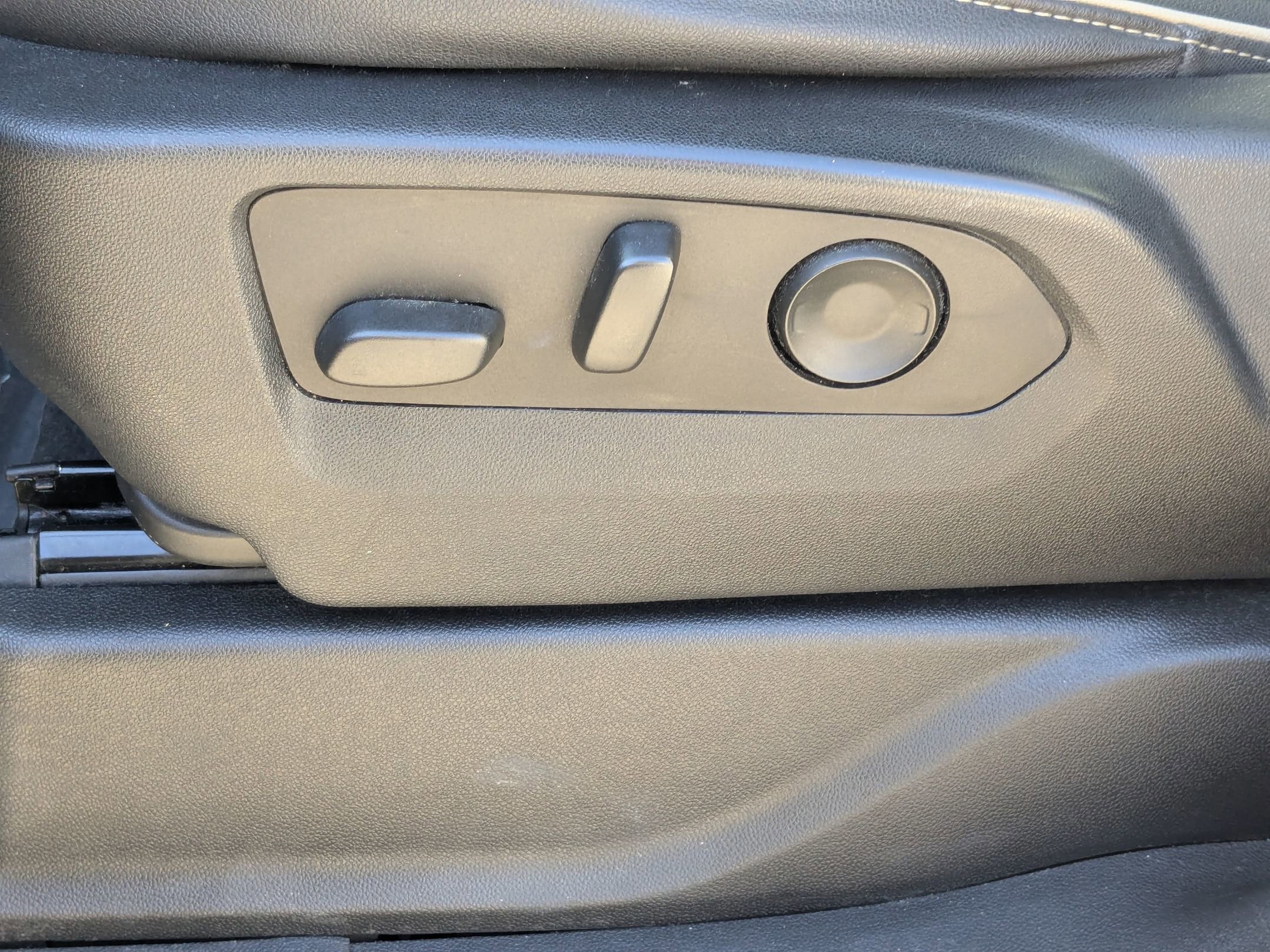 Used 2023 GMC Yukon SLT image 16