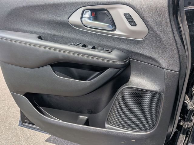 Used 2025 Chrysler Pacifica Select FWD image 14