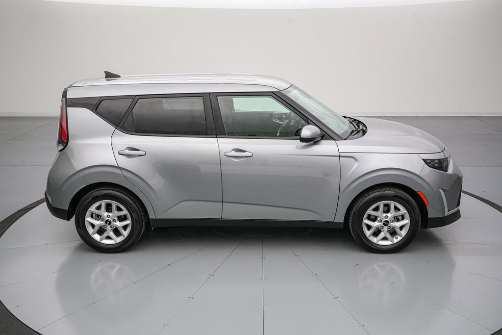 Used 2025 Kia Soul LX FWD image 4