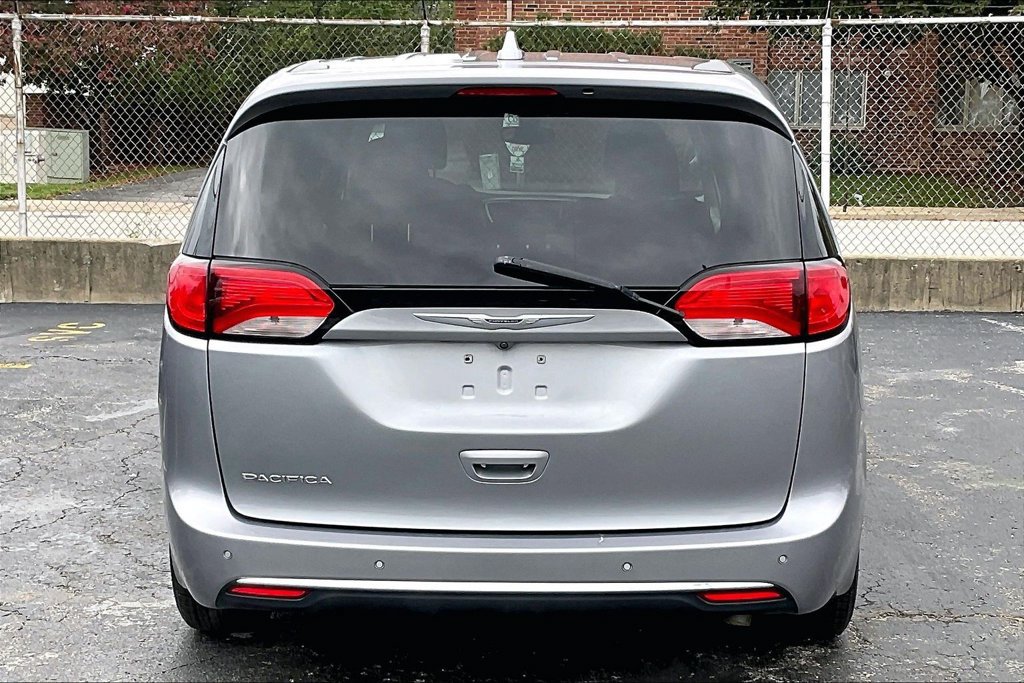 Used 2019 Chrysler Pacifica Touring Plus w/ Cold Weather Group FWD image 3