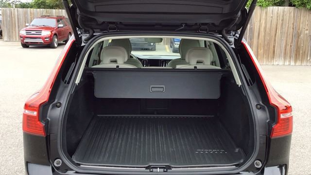 Used 2022 Volvo XC60 B5 Momentum w/ Climate Package image 9
