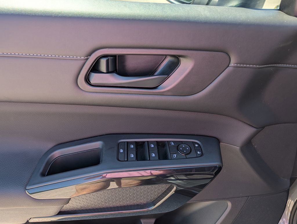 Used 2025 Nissan Pathfinder SV FWD image 19