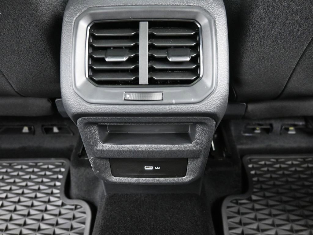 Used 2024 Volkswagen Taos SE w/ Panoramic Sunroof Package image 14