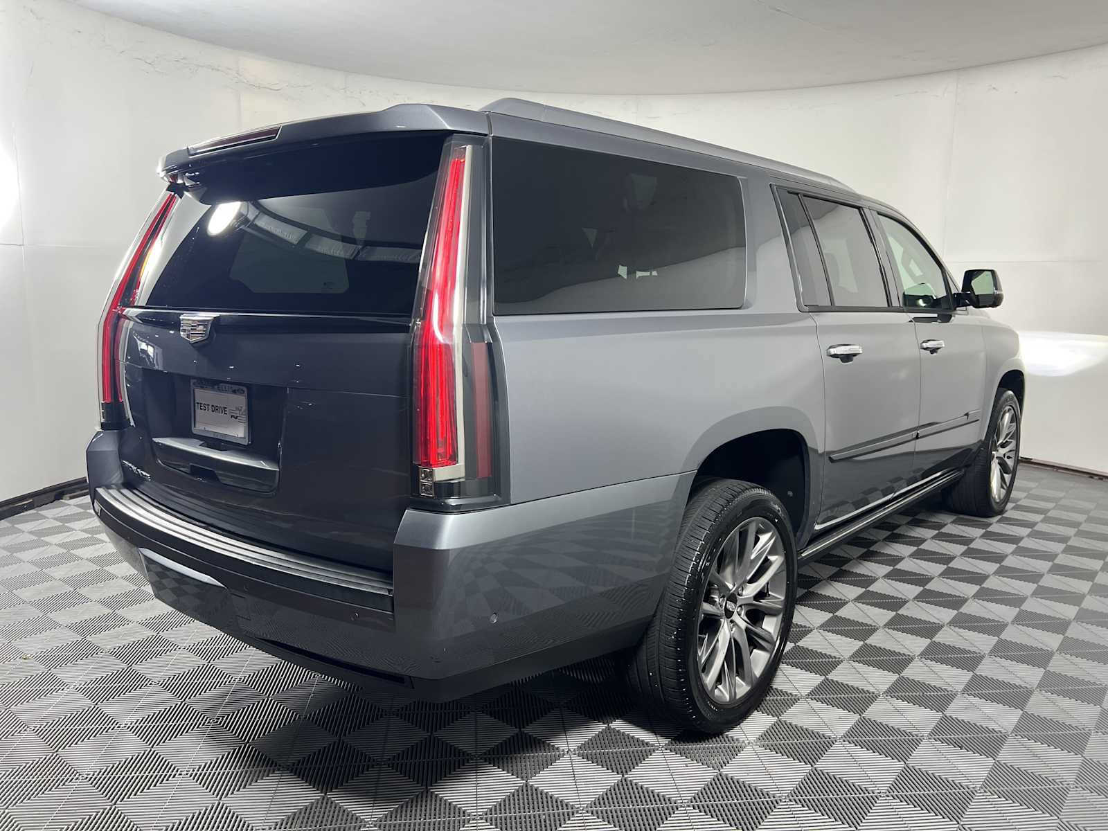 Used 2020 Cadillac Escalade ESV Premium Luxury w/ Escalade Sport Edition RWD image 11