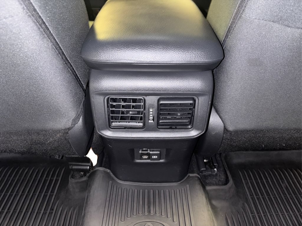 Used 2022 Toyota RAV4 XLE AWD/4WD image 30