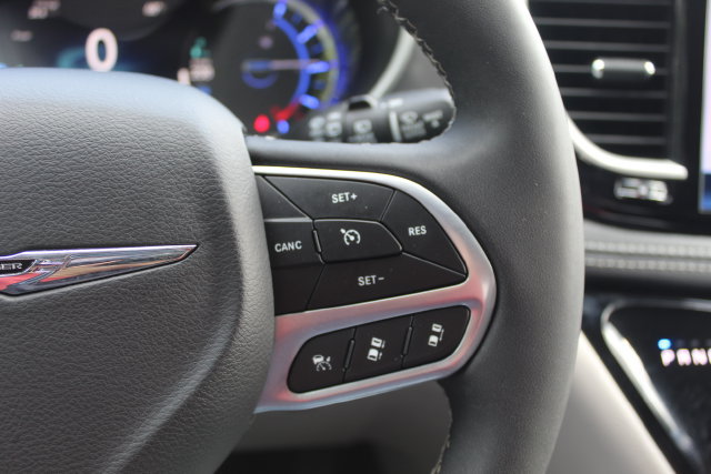 Used 2024 Chrysler Pacifica Limited FWD image 38