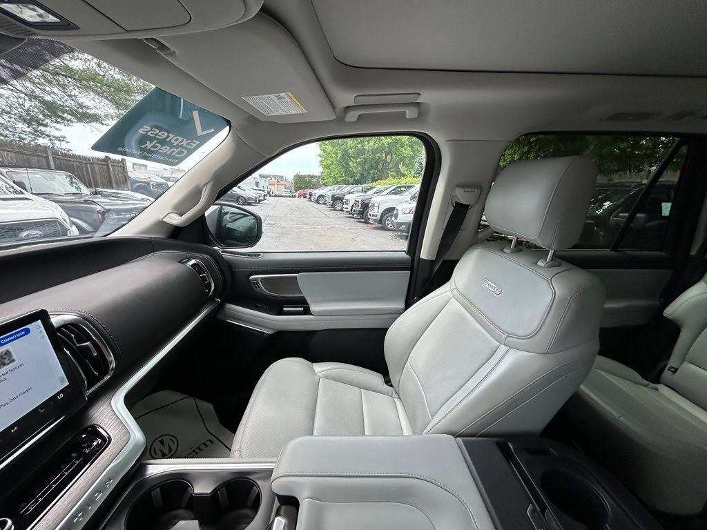 Certified 2025 Ford Expedition Platinum w/ Driver's Package AWD/4WD image 23