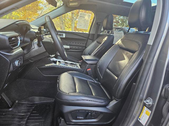 Certified 2022 Ford Explorer XLT w/ Equipment Group 202A image 9