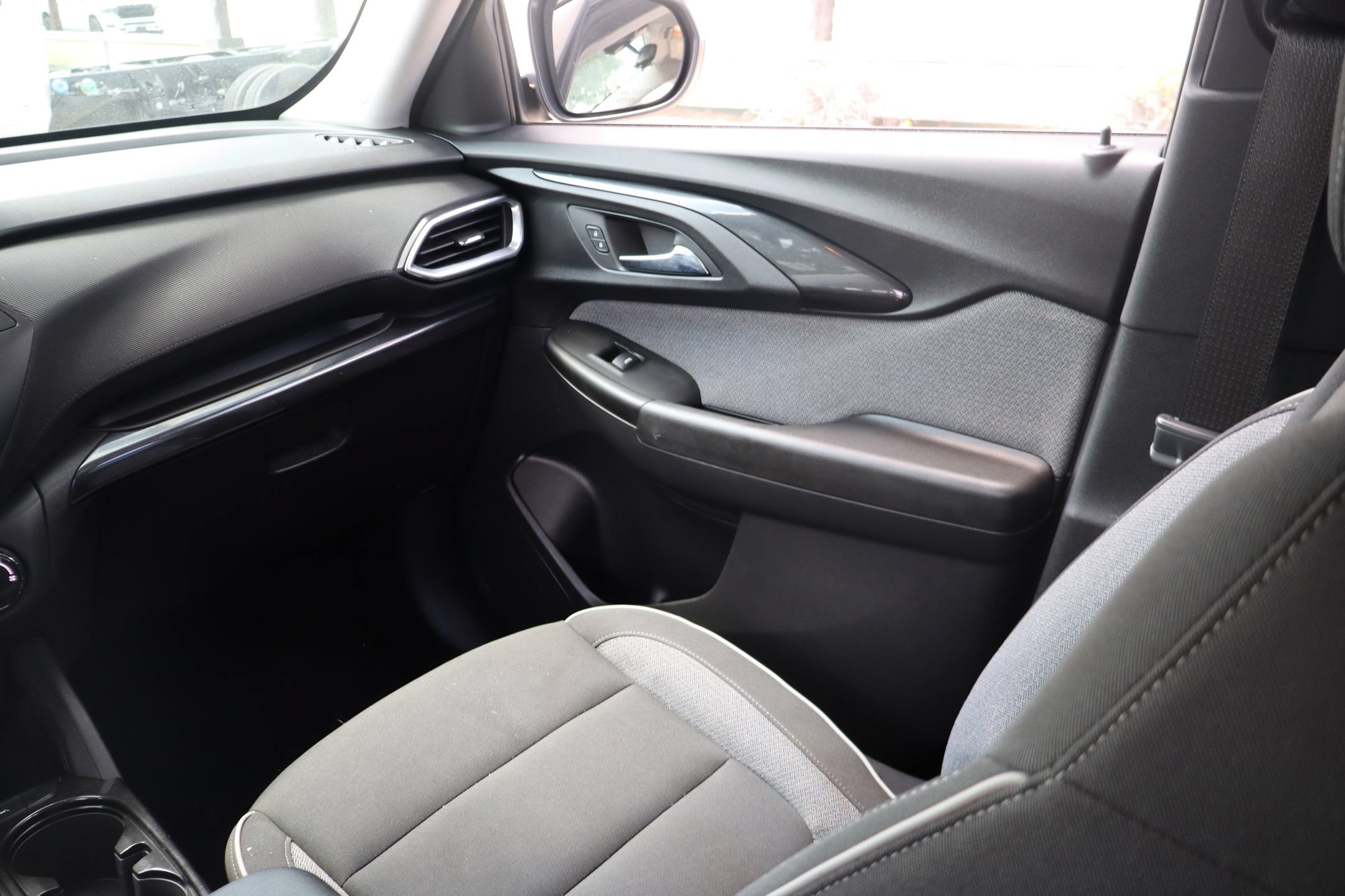 Used 2023 Chevrolet TrailBlazer LT FWD image 23