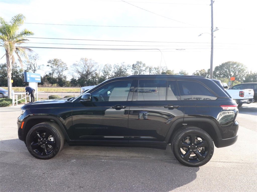 Used 2023 Jeep Grand Cherokee Limited w/ Black Appearance Package image 2