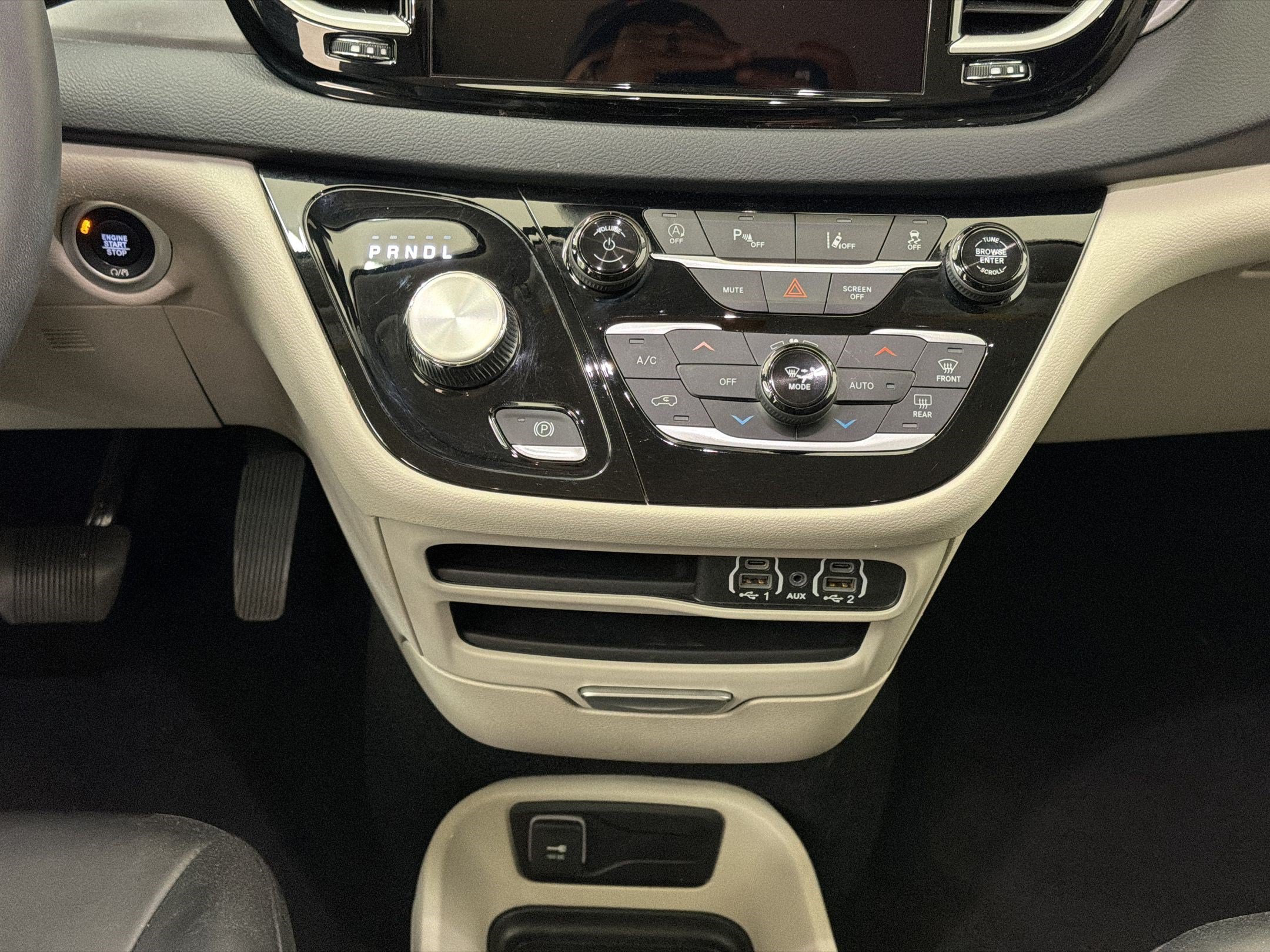 Used 2023 Chrysler Pacifica Touring-L FWD image 17