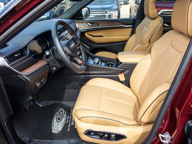 Used 2025 Jeep Grand Cherokee Summit w/ Luxury Tech Group V image 11