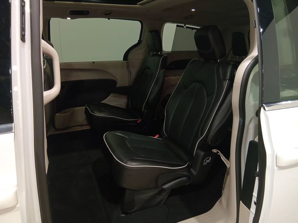 Used 2023 Chrysler Pacifica Limited image 17