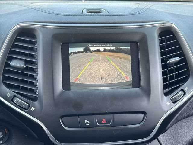 Used 2019 Jeep Cherokee Latitude Plus FWD image 17