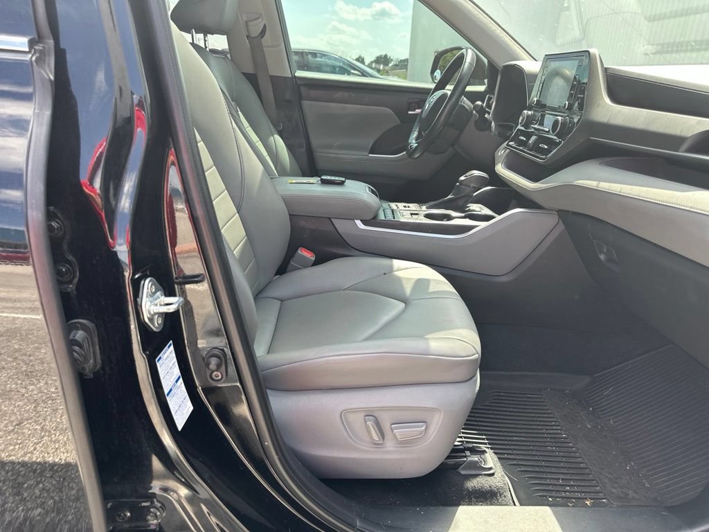 Used 2021 Toyota Highlander XLE AWD/4WD image 31