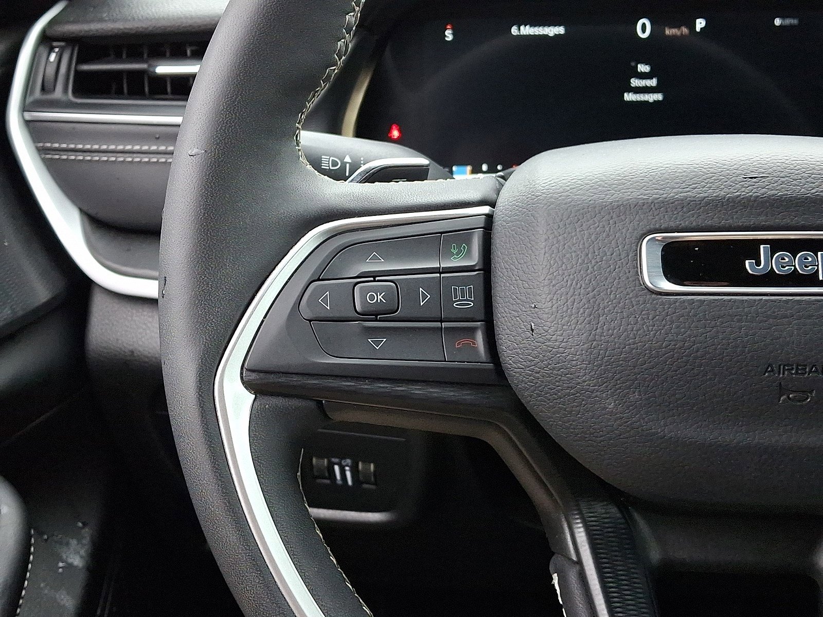 Used 2025 Jeep Grand Cherokee Altitude AWD/4WD image 21