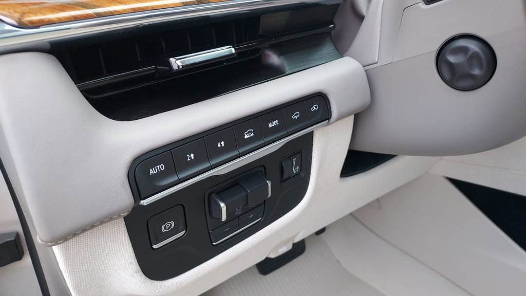 Used 2024 Cadillac Escalade Sport Platinum w/ LPO, ONYX Package AWD/4WD image 13