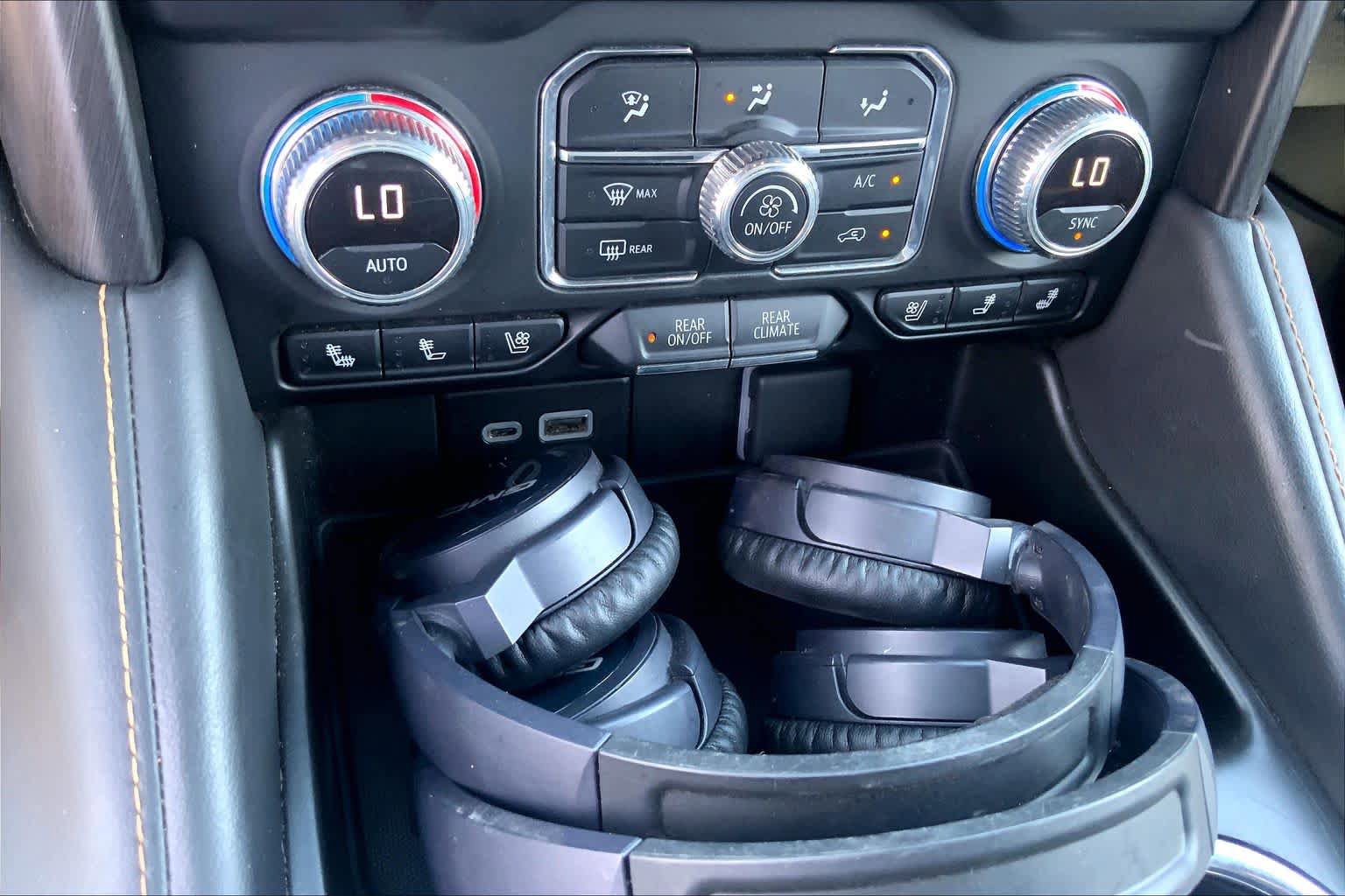 Used 2024 GMC Yukon XL AT4 w/ AT4 Premium Package AWD/4WD image 35