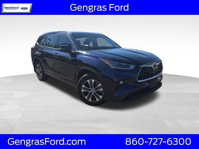 Used 2021 Toyota Highlander XLE AWD/4WD image 1