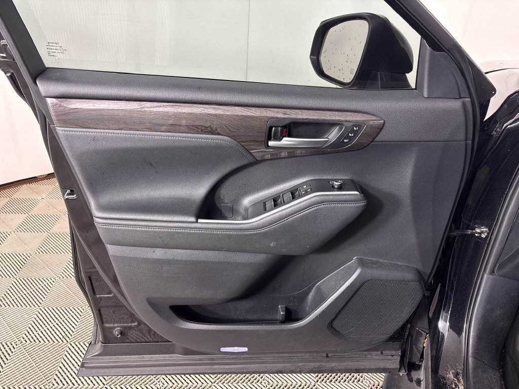 Used 2023 Toyota Highlander Limited AWD/4WD image 24