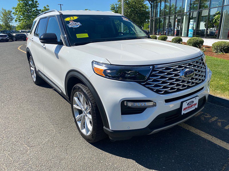 Certified 2023 Ford Explorer Platinum w/ Technology Package AWD/4WD image 3