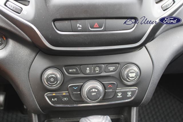 Used 2020 Jeep Cherokee Latitude Plus w/ Cold Weather Group AWD/4WD image 16