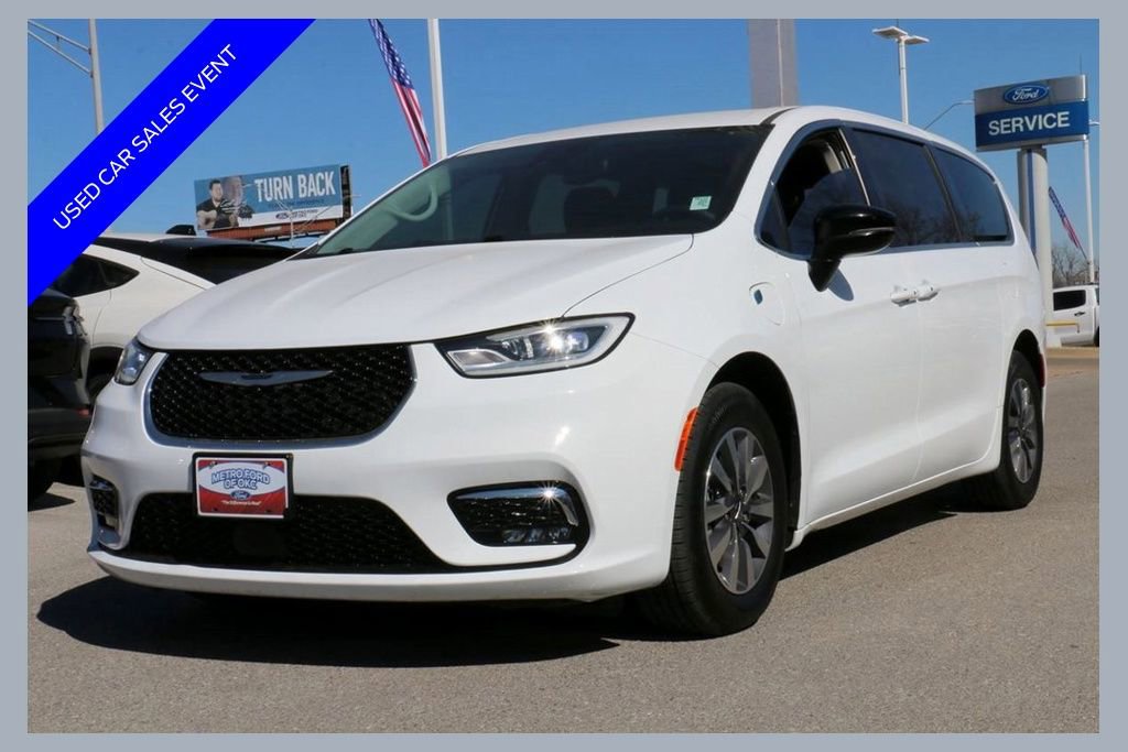 Used 2024 Chrysler Pacifica Select