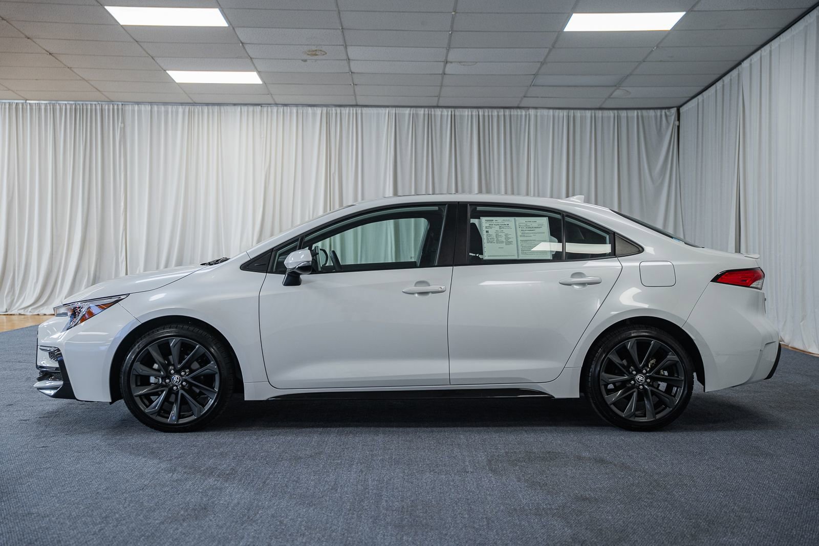 Used 2025 Toyota Corolla SE w/ SE Premium Package FWD image 5