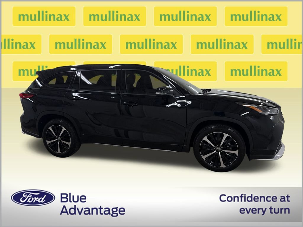 Used 2022 Toyota Highlander XSE FWD image 2