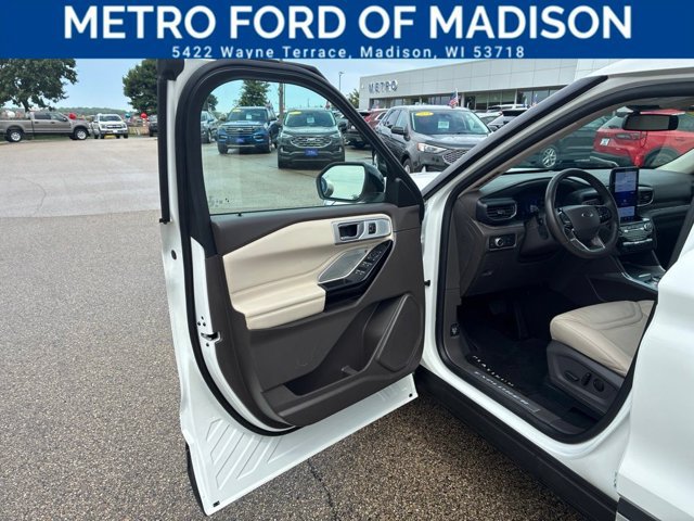 Certified 2023 Ford Explorer Platinum w/ Technology Package AWD/4WD image 11