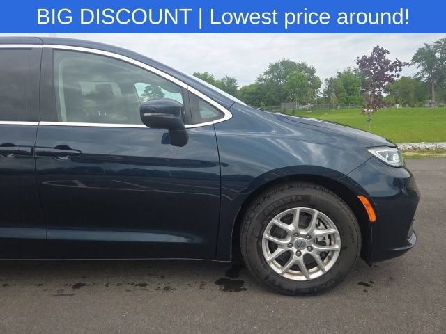 Used 2023 Chrysler Pacifica Touring-L FWD image 5