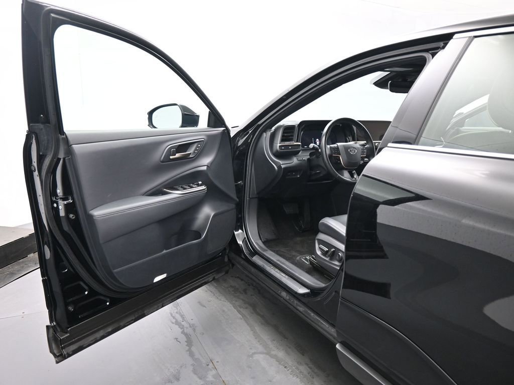 Used 2024 Toyota Crown Limited image 8