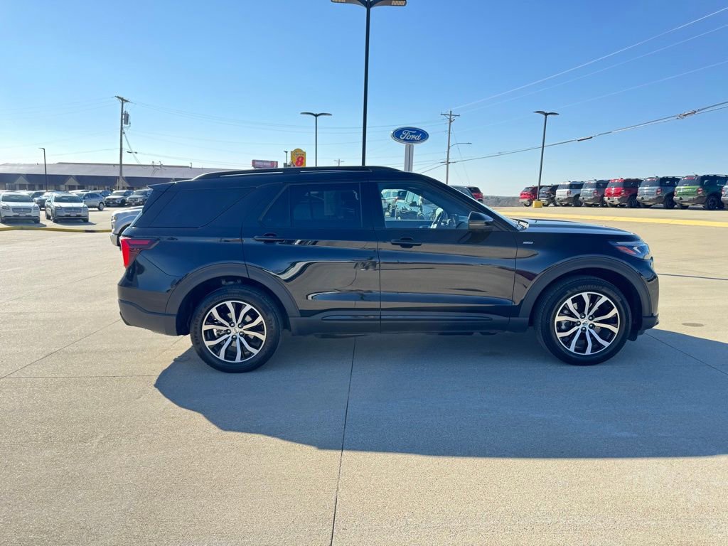 Certified 2025 Ford Explorer ST-Line AWD/4WD image 3