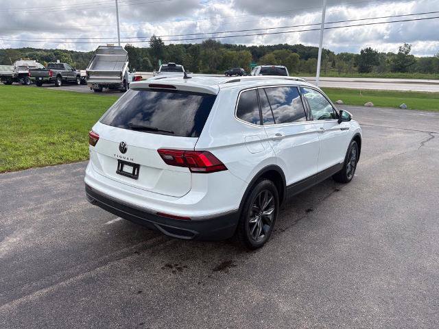 Used 2023 Volkswagen Tiguan SE w/ Panoramic Sunroof Package FWD image 6