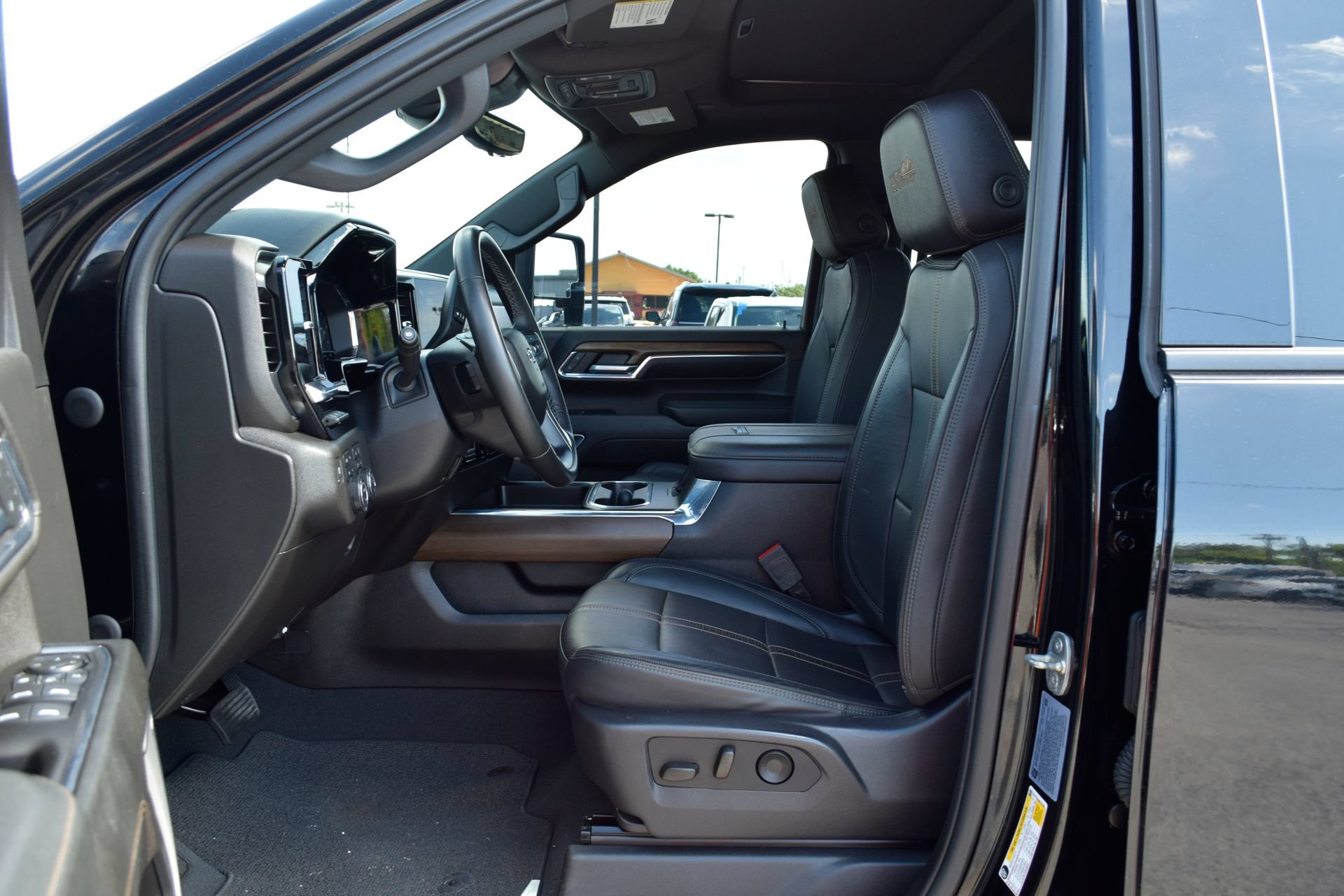 Used 2024 Chevrolet Silverado 2500 High Country w/ Midnight Edition AWD/4WD image 17