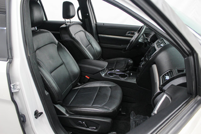 Certified 2018 Ford Explorer XLT w/ Equipment Group 202A FWD image 17
