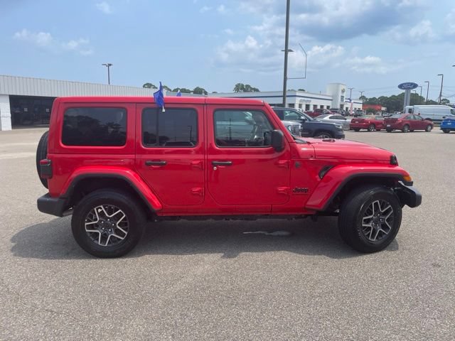 Used 2025 Jeep Wrangler Unlimited Sahara AWD/4WD image 5